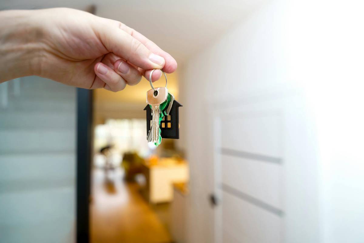 Infographic showing vacation rental host pain points: 68% cite calendar errors, 54% say guest messaging eats time, 49% struggle with dynamic pricing